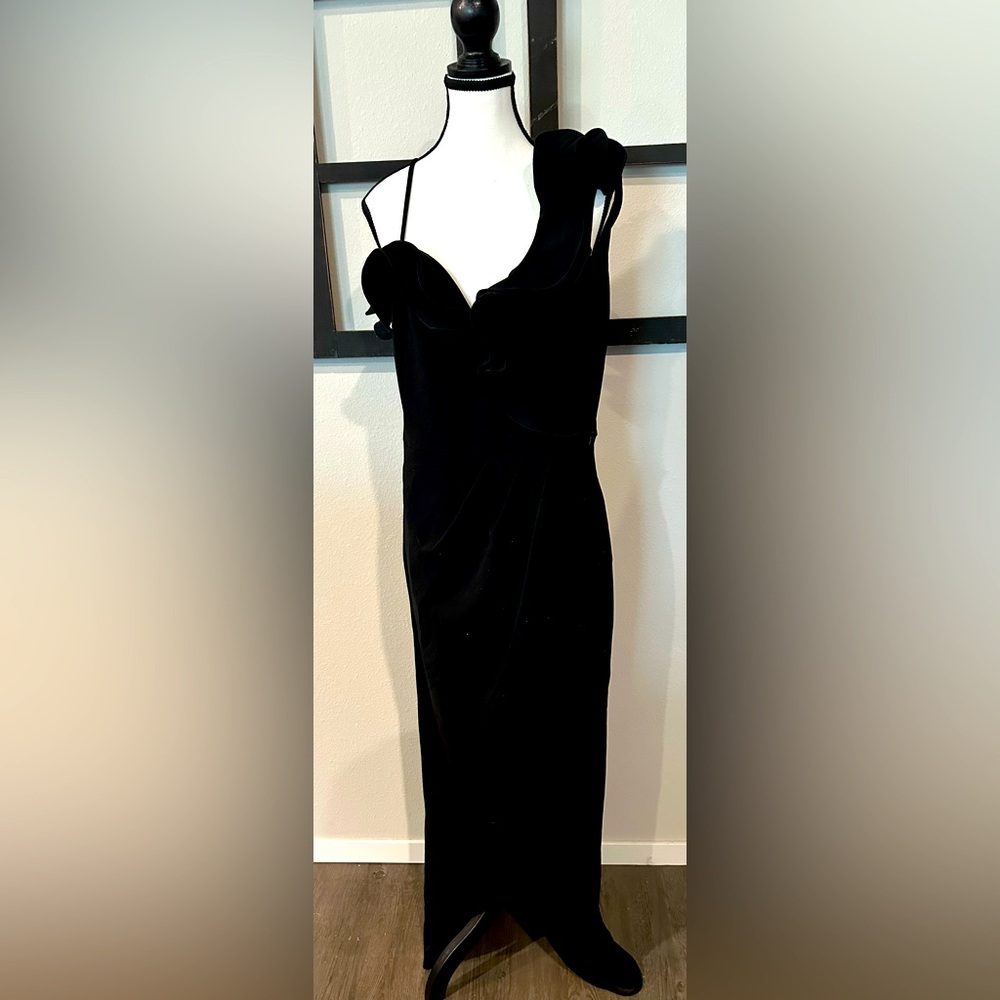 Elegant Black Evening Dress with a Slight Sparkel